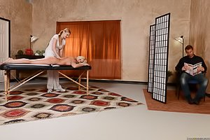 Denim shorts blonde bombshell gets rubbed the right way by a hung masseur