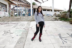Valentina Nappi in Sexo en Publico: Big booty European brunette gets banged on a construction site