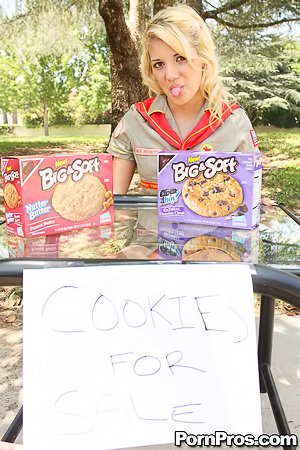 Girl scout with a round booty posing on her knees and getting fucked