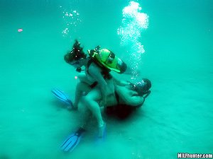 Green bikini MILF enjoys scuba diving and underwater fucking